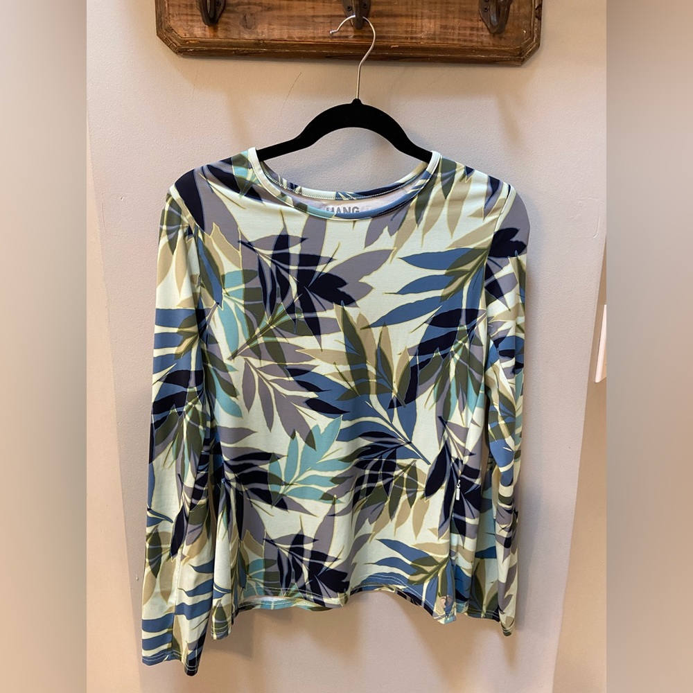 Hang Ten long sleeve shirt. Tech like material. Zipper Pockets